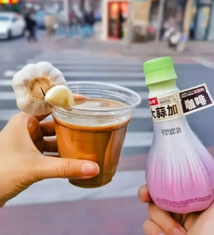 章鱼拿铁_皮蛋咖啡_吃网红黑暗料理的人是谁呀,