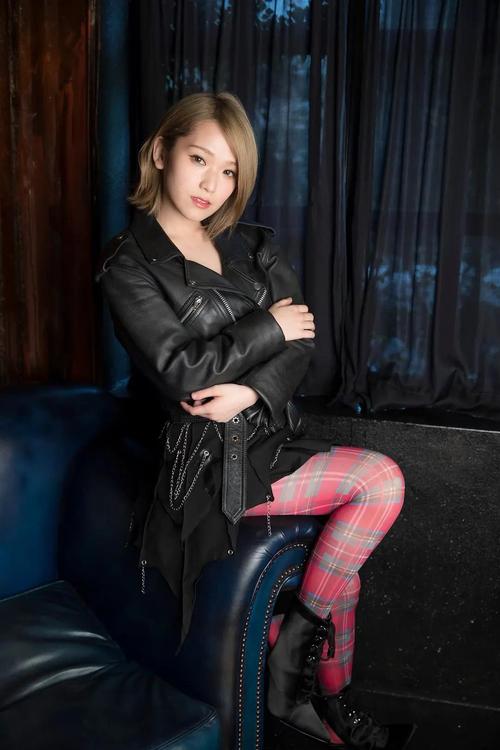 AV女明星裸露内容危害大，如何保护青少年抵制网络不良信息